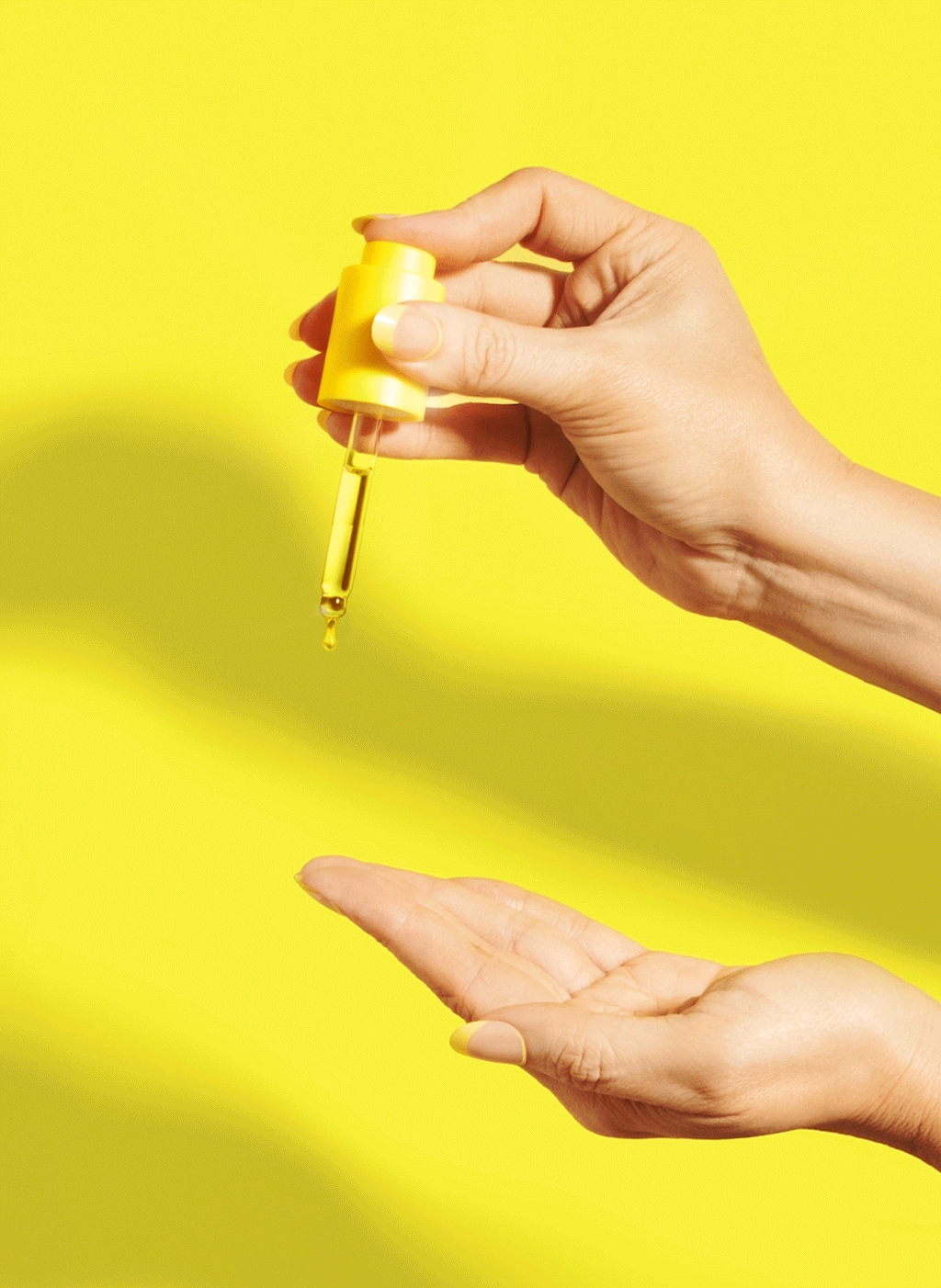 K18 Molecular Repair Oil helps repair damaged hair at the molecular level, reducing frizz and flyaways while enhancing shine and color vibrancy. It smooths the hair cuticle, softens without weighing hair down, and provides heat protection up to 450°F (232°C).
