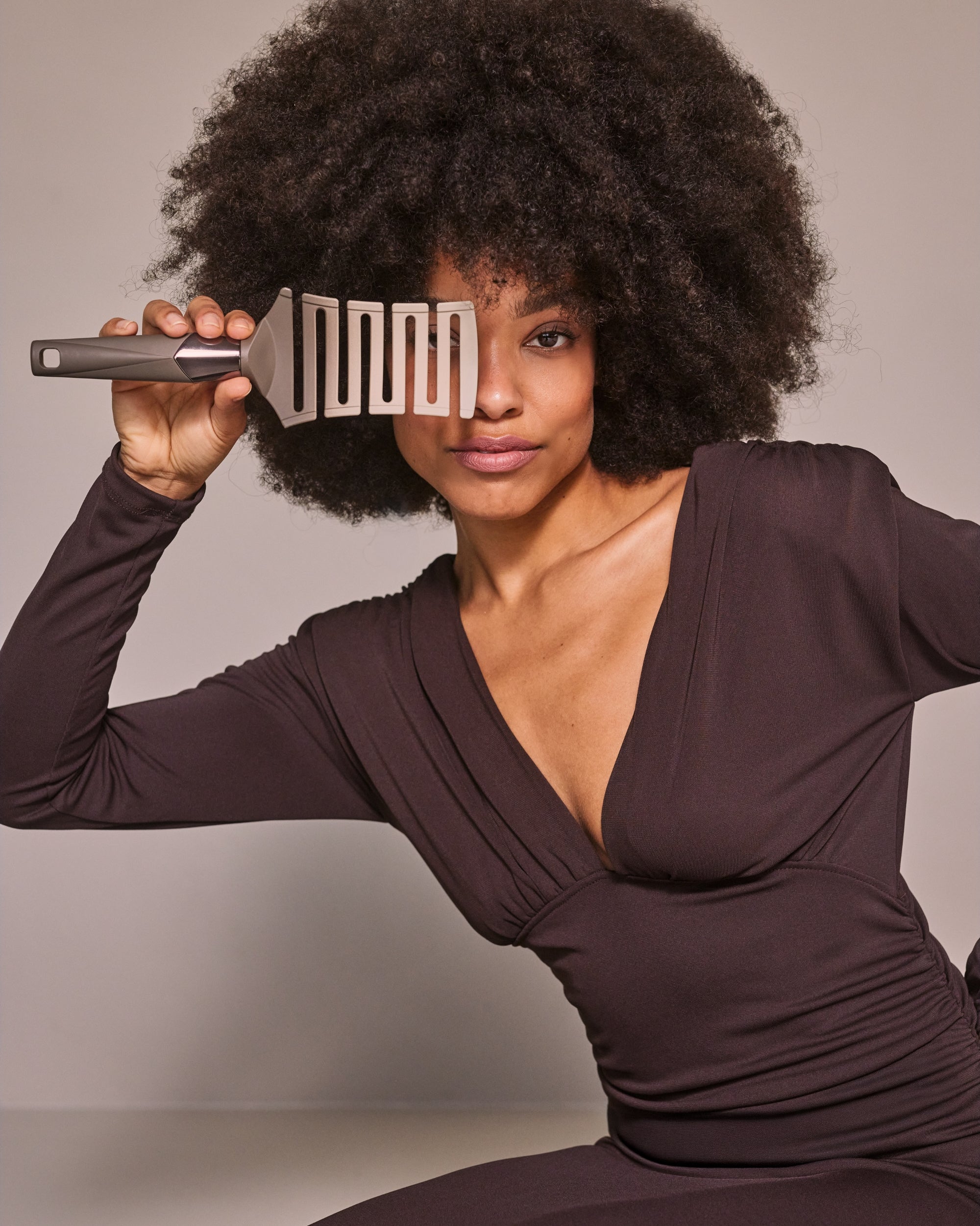 MANE MAVEN ZIGZAG hair brush in action on curly Afro hair - effortless detangling and smooth, frizz-free results.